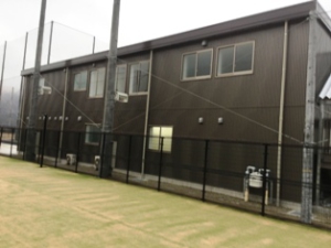 箕面キャンパス_20160713_060　テニスコート横建物（コートより）